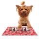 Kess eigene Suzie Tremel Flutter Floral Pet Schüssel Tisch-Sets für Hunde und Katzen Futterschüsseln, 24 von 15 Zoll, Rot Petals