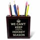 3dRose Ph_171922_1 Stifthalter mit Aufschrift We Cant Keep Calm Its Hockey Season, Rot/Weiß