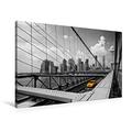 Calvendo Premium Textil-Leinwand 90 cm x 60 cm Quer, NYC Yellow Cab auf der Brooklyn Bridge | Wandbild, Bild auf Keilrahmen, Fertigbild auf Echter Leinwand. Klassische Urbane Szene Orte Orte